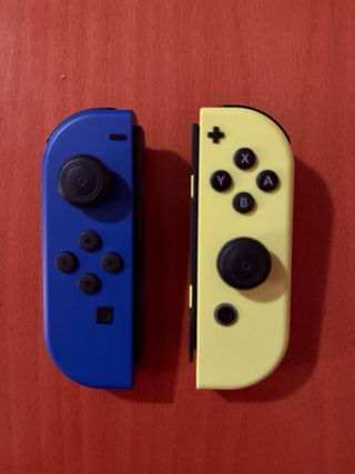 Nintendo Switch con 4 mandos y juego