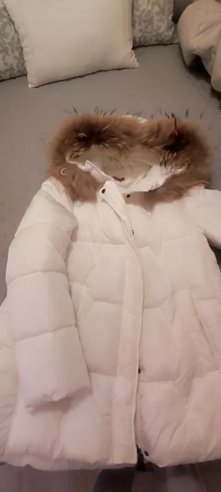 Abrigo blanco con capucha y piel natural