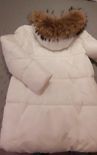 Abrigo blanco con capucha y piel natural