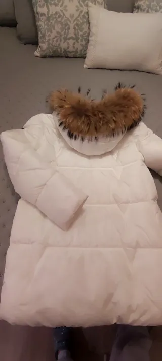 Abrigo blanco con capucha y piel natural