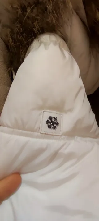 Abrigo blanco con capucha y piel natural