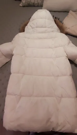 Abrigo blanco con capucha y piel natural