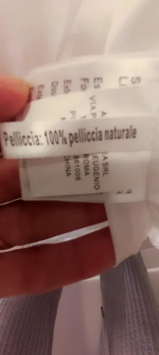 Abrigo blanco con capucha y piel natural