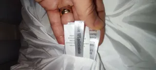 Abrigo blanco con capucha y piel natural