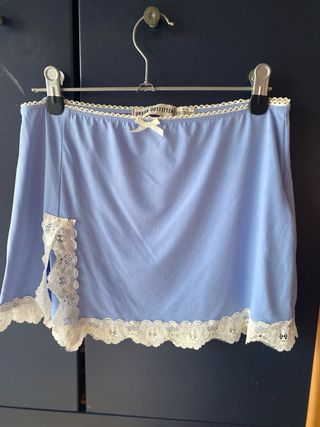 Falda corta Urban Outfitters azul y blanco