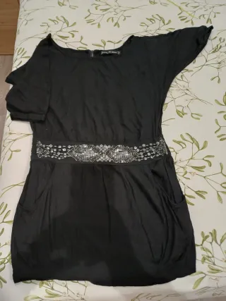 Vestido negro con detalles plateados