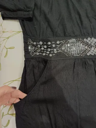 Vestido negro con detalles plateados