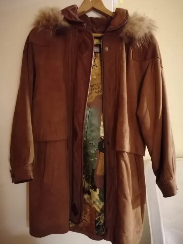 Chaqueta ante con capucha y pelo