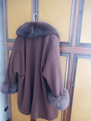 Cappotto Marrone con Collo Volpe