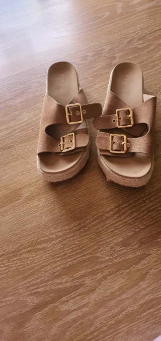 Sandalias Marrones con Hebillas Doradas