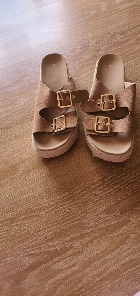 Sandalias Marrones con Hebillas Doradas