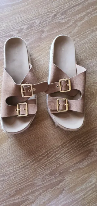 Sandalias Marrones con Hebillas Doradas