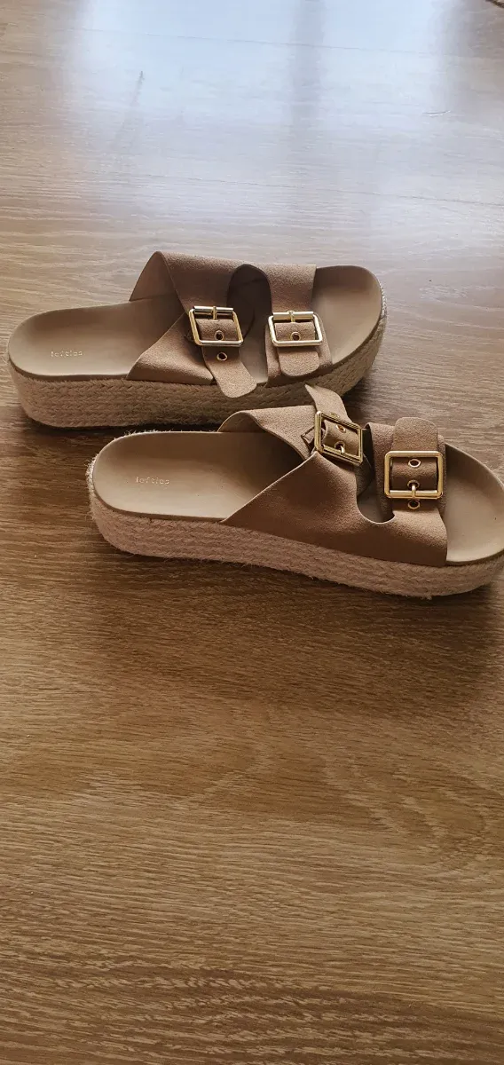 Sandalias Marrones con Hebillas Doradas