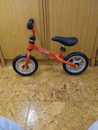Bicicleta de equilibrio roja para niños
