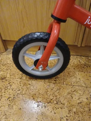 Bicicleta de equilibrio roja para niños