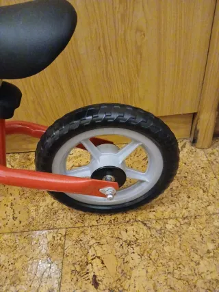 Bicicleta de equilibrio roja para niños