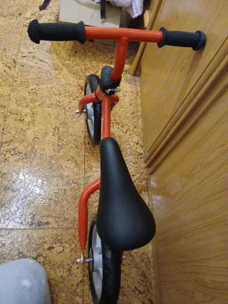 Bicicleta de equilibrio roja para niños