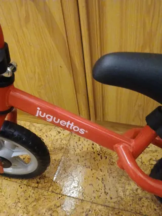 Bicicleta de equilibrio roja para niños