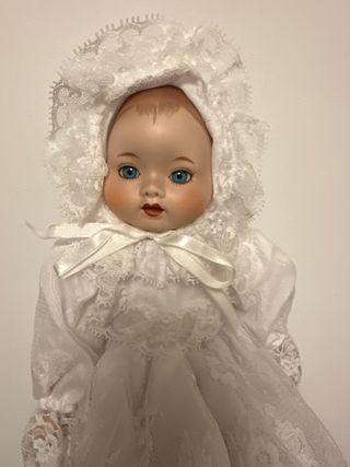 Bebé de Porcelana con Vestido Blanco