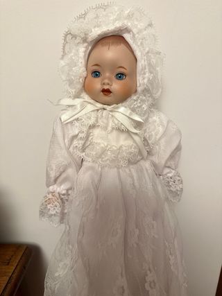 Bebé de Porcelana con Vestido Blanco