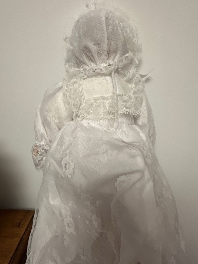 Bebé de Porcelana con Vestido Blanco