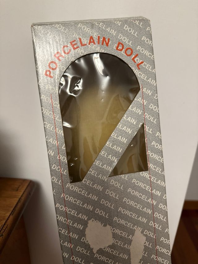 Bebé de Porcelana con Vestido Blanco