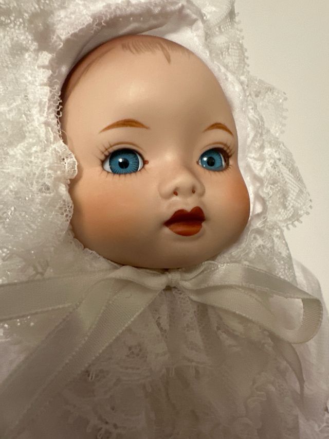 Bebé de Porcelana con Vestido Blanco
