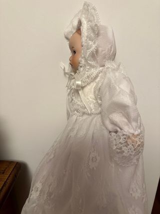 Bebé de Porcelana con Vestido Blanco