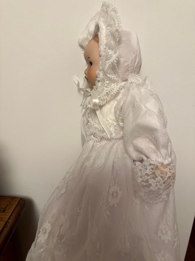 Bebé de Porcelana con Vestido Blanco