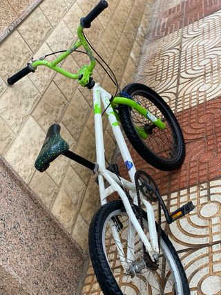 Patinete eléctrico y bicicleta