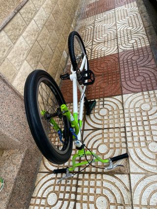 Patinete eléctrico y bicicleta