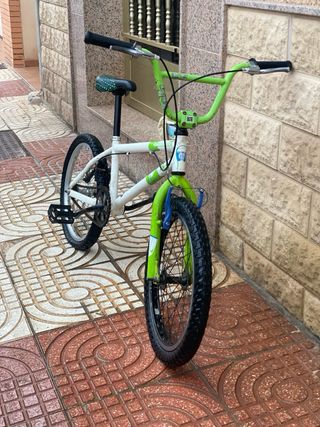 Patinete eléctrico y bicicleta