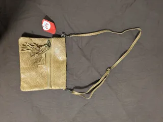 Bolso de mano con flecos texturizado serpiente
