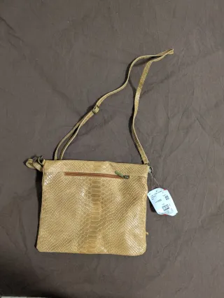 Bolso de mano con flecos texturizado serpiente