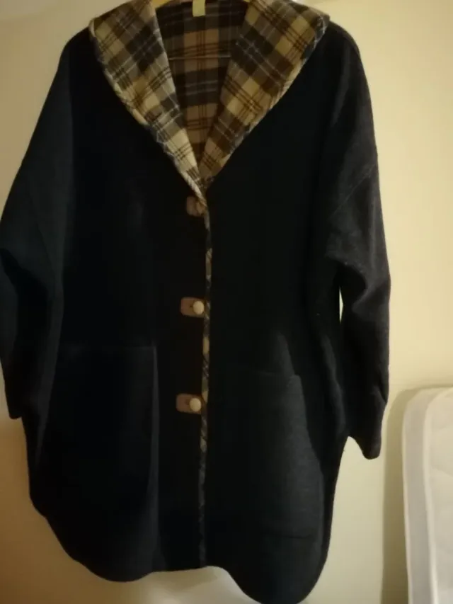 Chaqueta con capucha y cuadros, capa