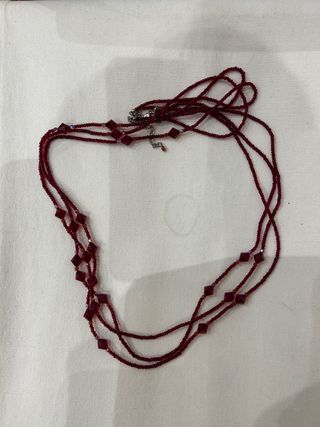 Collar largo de cuentas rojas
