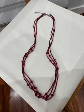 Collar largo de cuentas rojas