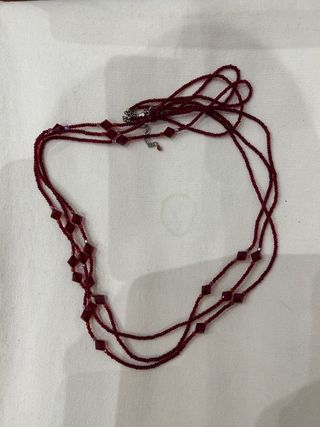 Collar largo de cuentas rojas