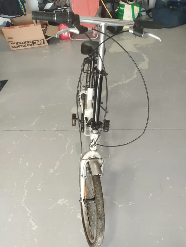 Bicicleta pieghevole bianca