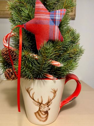Árbol Navideño Decorado con Taza Ciervo