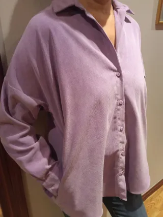 Camisa micropana lila con bolsillos laterales