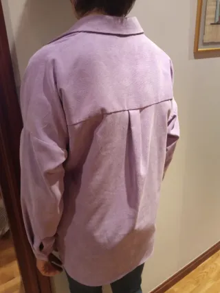 Camisa micropana lila con bolsillos laterales