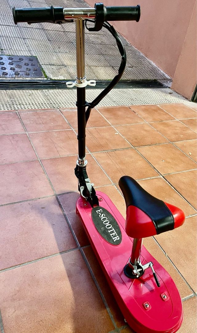 Patinete eléctrico con sillín.