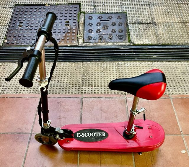 Patinete eléctrico con sillín.