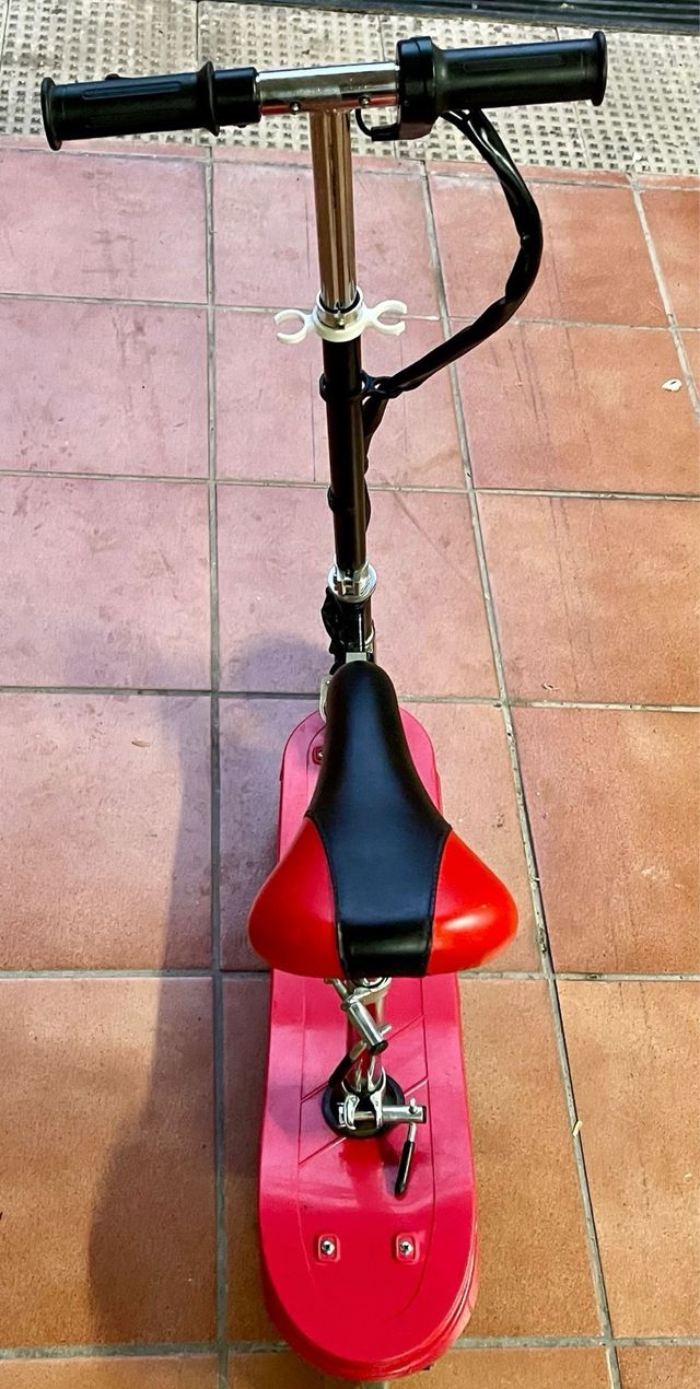 Patinete eléctrico con sillín.