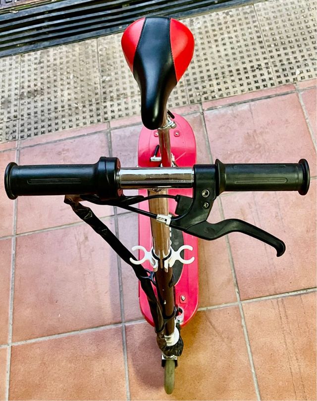 Patinete eléctrico con sillín.