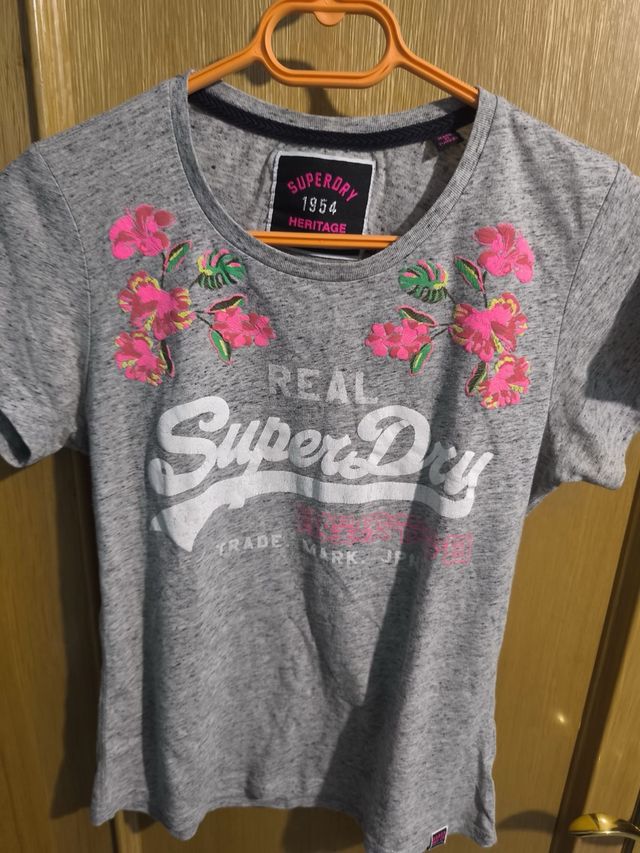 Camiseta Superdry gris flores rosas