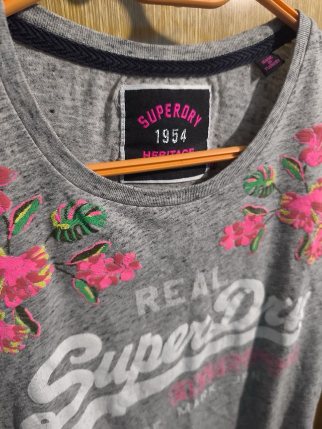 Camiseta Superdry gris flores rosas