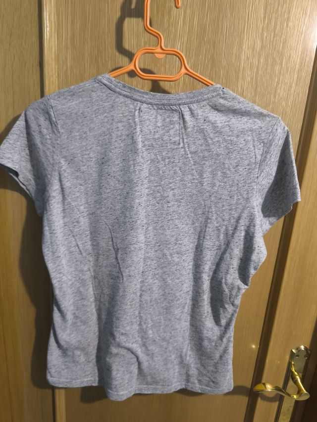 Camiseta Superdry gris flores rosas