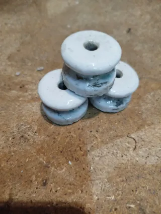 Aisladores antiguos de porcelana